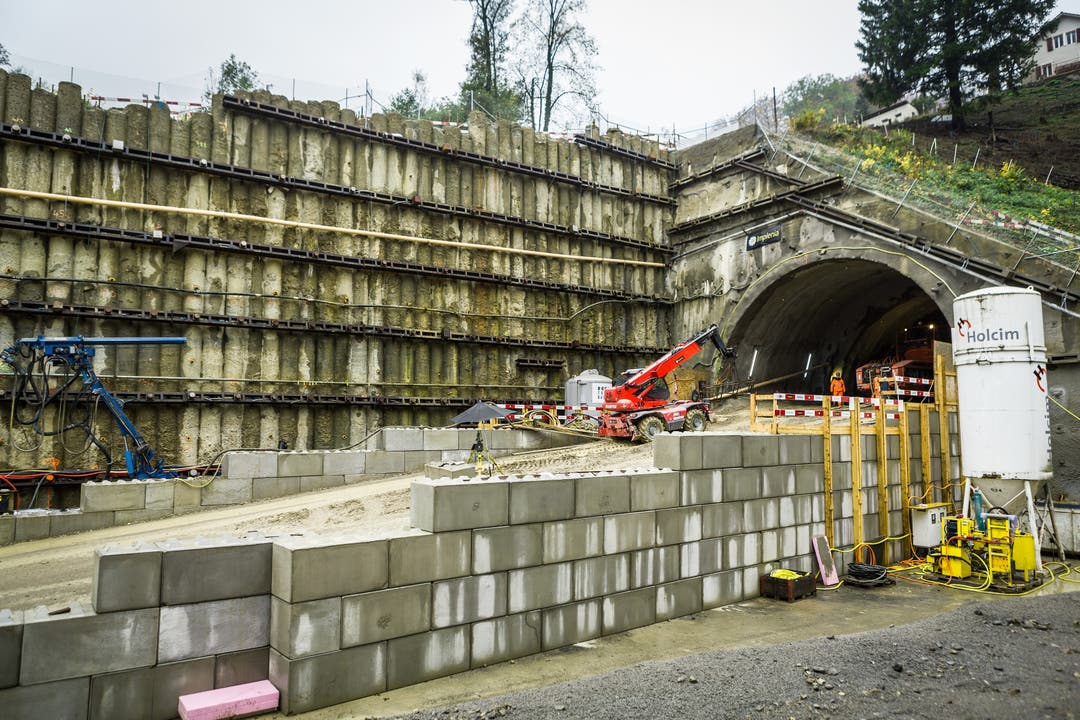 Baustellenbegehung Bözbergtunnel Die neue Besucherplattform befindet sich auf dem höchsten Punkt über dem Tunnelportal.