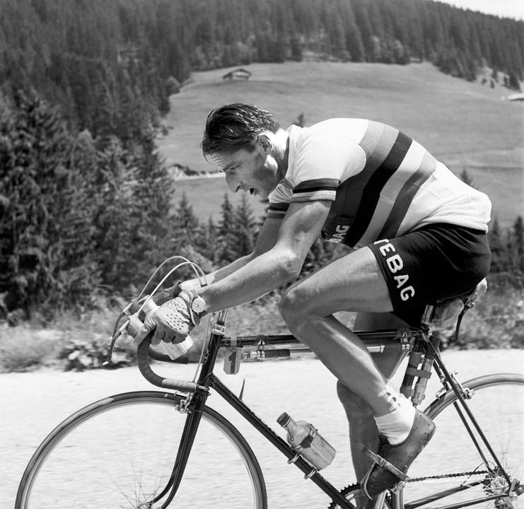 Der Schweizer Radrennfahrer Ferdy Kübler ist am 17. Juni 1952 an der 4. Etappe der Tour de Suisse von Adelboden nach Monthey unterwegs.