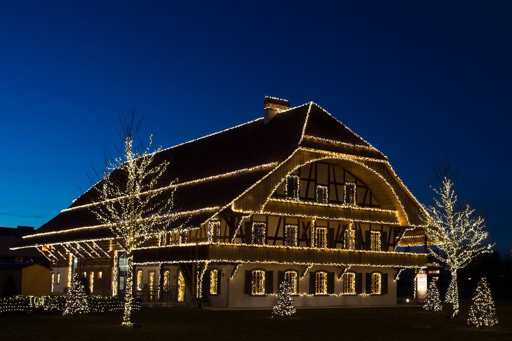 Die Schweiz im Lichtermeer: So viel Mühe geben sich die hiesigen Behörden Ein Bauernhaus in Thun 2015.