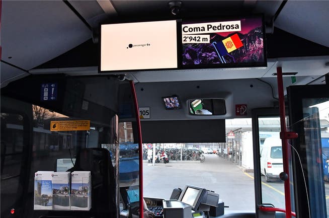 Coma Pedrosa, der höchste Berg Andorras, auf dem Bildschirm in einem BOGG-Bus am Oltner Bahnhof.