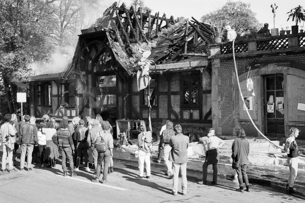 Ein Brand zerstörte in der Nacht auf den 13. Oktober 1990 das Theatergebäude der Reithalle.
