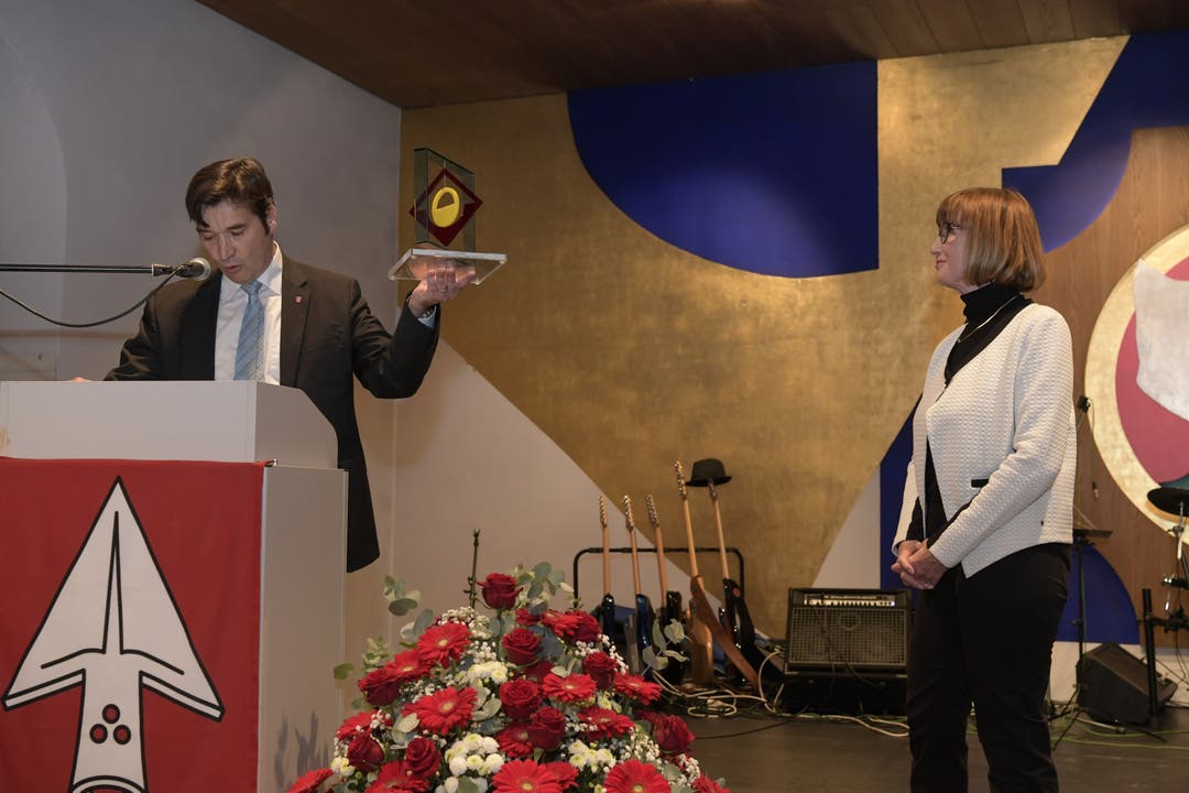 Stadtpräsident François Scheidegger hält die Laudatio und übergibt Anna Messerli den Kulturpreis der Stadt Grenchen