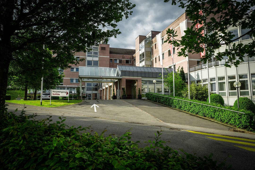 Asana-Spital Leuggern Das der Asana-Gruppe zugehörige Spital Leuggern im Zurzibiet hat aus Platzmangel das Projekt «Impuls» ins Leben gerufen. Es behandelte letztes Jahr 3 989 Akutpatienten stationär, verzeichnete 8 196 Eintritte von ambulanten Patienten. Das Spital zählt 272 Mitarbeitende, wovon 37 in Ausbildung.