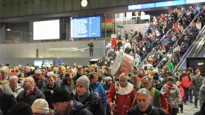 Acht Extrazüge brachten gegen 5000 Menschen aus der ganzen Schweiz an den Morgestraich.