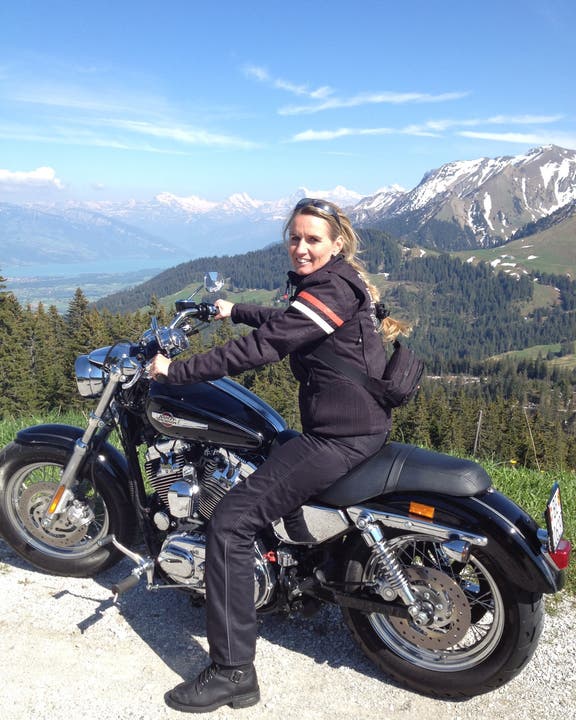 Monika Gut auf ihrem Harley Davidson auf dem Pass Gurnigel im Kanton Bern.