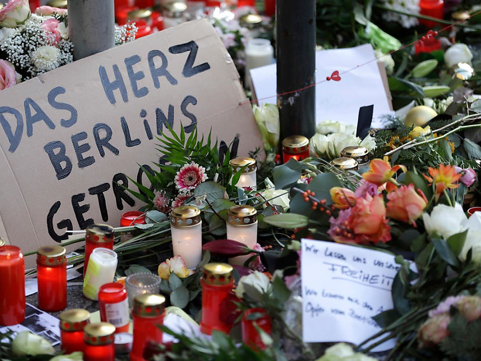 Berlin trauert - hier mit Kerzen auf dem Breitscheidplatz im alten Westberliner Zentrum.