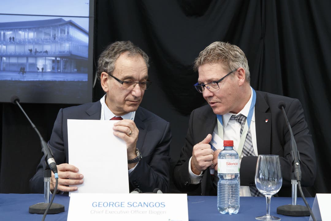 Biogen-CEO George Scangos und Regierungsrat Roland Fürst im Gespräch