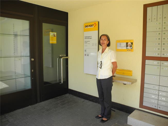 Paula Liechti, Leiterin des Poststellengebiets Rheinfelden, vor der Poststelle Zeiningen, die am Freitag zum letzten Mal geöffnet hatte. MF