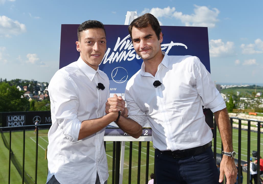 17-facher Grand-Slam-Turniersieger trifft Fussball-Weltmeister: Roger Federer und Mesut Özil posieren gemeinsam.