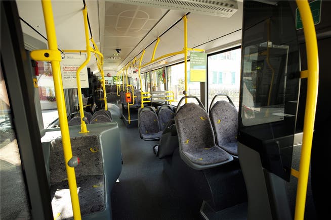 Der unbekannte Mann fuhr mit der jungen Frau im gleichen Bus, bevor er sie zu Boden riss. (Symbolbild)
