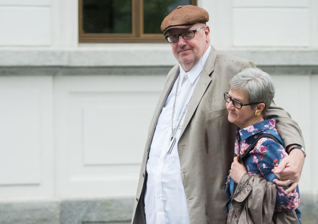 Der mutmassliche Millionenbetrüger Dieter Behring vor Prozessbeginn in Bellinzona