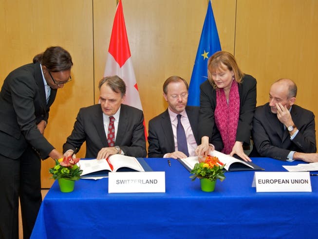 Staatssekretär Mario Gattiker (2.v.l.) unterzeichnete im März in Brüssel das Zusatzprotokoll zur Ausweitung der Personenfreizügigkeit auf Kroatien. (Archiv)
