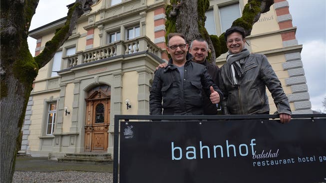 Roberto (l.) und Giuseppe Mazzaglia (r.) wollen das Hotel Balsthal zusammen mit Chefkoch Pino D’Ambrosio zum Erfolg führen.