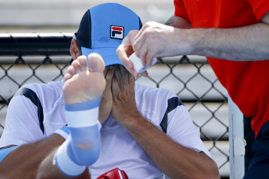 Tennis kann auch weh tun: Dusan Lajovic muss sich behandeln lassen