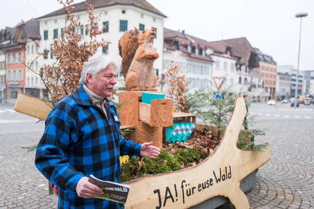 Übergabe Unterschriften Volksinitiative «JA! für euse Wald» Urs Gsell, Präsident Initiativkomitee Volksinitiative «Ja! Für euse Wald», hält eine Ansprache vor dem Regierungsgebäude in Aarau.