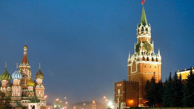 Blick auf die Basilius-Kathedrale (l.) und den Spasskaya-Turm, den Hauptturm der östlichen Mauer des Kremls, in Moskau. In Russland wird die Ernüchterung über Trumps Politik grösser und grösser. (Archiv)