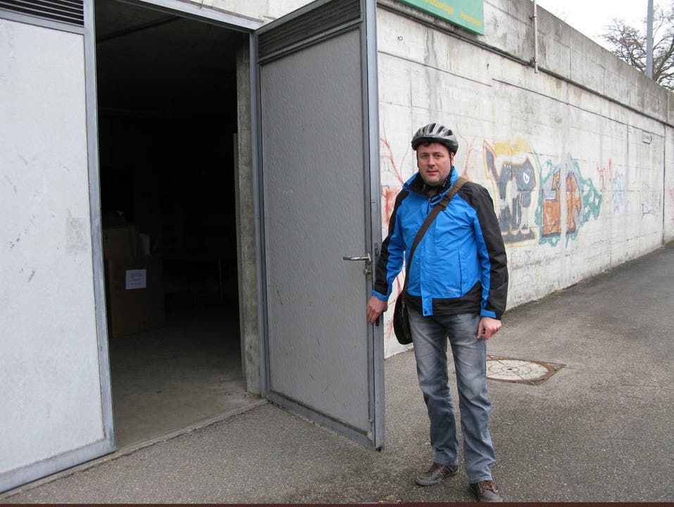 Gemeindepräsident Daniel Cartier vor der Zivilschutzanlage Täli, wo die Asylunterkunft entsteht.