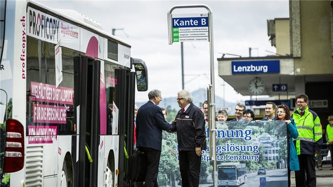 Der Stadtrat, hier Baudirektor Martin Steinmann, trifft auf der neuen Buskante B auf dem Bahnhofplatzprovisorium ein und wird von René Bossard, dem Geschäftsführer des Regionalbus Lenzburg, und Mitarbeitern begrüsst.