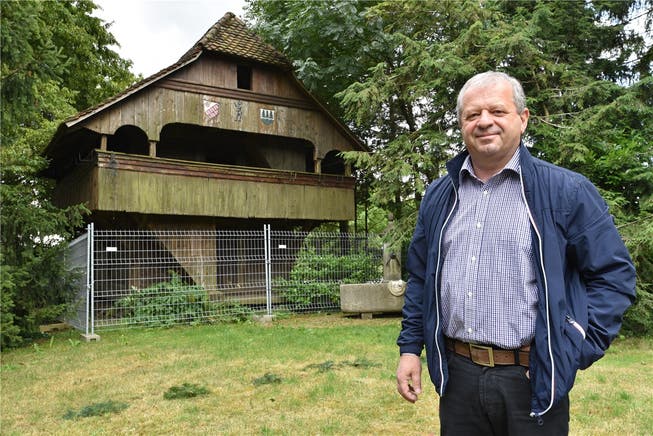 Stolzer Besitzer: Hubert Bürgi vor dem Speicher, den er von der Gemeinde Oensingen für einen Franken erwerben konnte. Bruno Kissling
