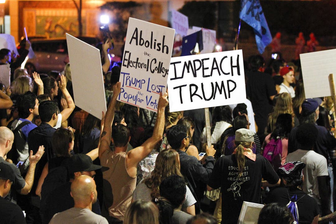 Demonstranten in San Diego machen ihrem Unmut Luft: Sie fordern die Absetzung von Trump.