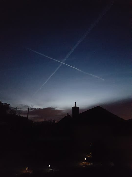 undefined Gestern Abend in Horriwil haben wir dieses X am Himmel gesehen. Was es ums wohl sagen will? Wochenende vorbei?
