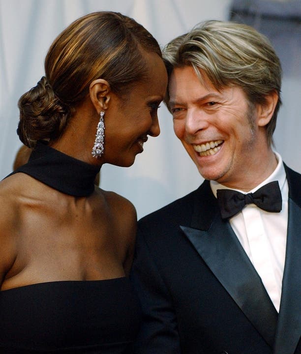 Bowie mit Ehefrau und Ex-Model Iman 2002 am Fashion Awards in New York. Legende FILE - In this June 3, 2002, file photo, Iman, left, and her husband, singer David Bowie arrive at the Council of Fashion Designers of America Fashion Awards in New York. Bowie, the innovative and iconic singer whose illustrious career lasted five decades, died Monday, Jan. 11, 2016, after battling cancer for 18 months. He was 69. (AP Photo/Suzanne Plunkett, File)