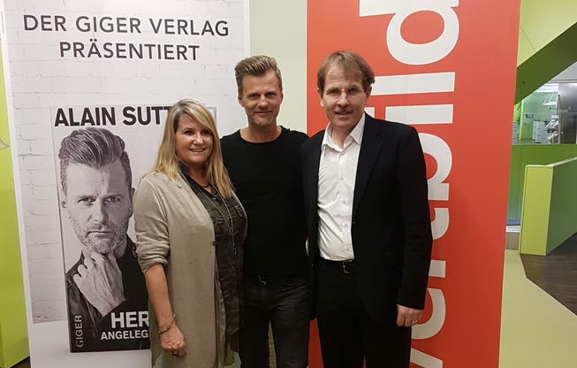 Buchautor und Ex-Nati-Star Alain Sutter (Mitte) mit Sabine Giger vom gleichnamigen Verlag (links) und Lukas Heim vom Weltbild Verlag.