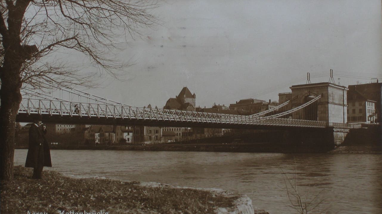 Kettenbrücke 1921 Die Hängebrücke mit Stahlketten stand fast 100 Jahre lang. Ihr Nachfolger behielt im Volksmund den Namen «Kettenbrücke». In den kommenden Jahren wird auch dieser durch einen Neubau ersetzt.