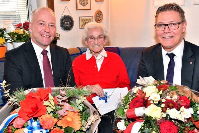 Geburtstagskind Erna Kaufmann-Troller mit Stadtpräsident Martin Wey (links) und Landammann Roland Fürst.
