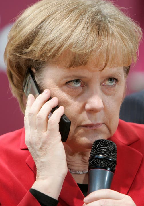 Die US-Geheimdienste hatten Angela Merkels Handy jahrelang abgehört 2013 verdichteten sich die Hinweise im Zuge der Überwachungs- und Spionageaffäre, dass der US-Geheimdienst das Handy der Bundeskanzlerin jahrelang ausgehorcht hat. Kurz vor Beginn des Brüsselers EU-Gipfels meinte Merkel: «Das Ausspähen unter Freunden, das geht gar nicht.»