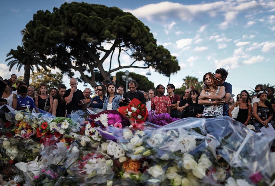 Die Menschen trauern um die 84 Opfer des Attentats in Nizza.