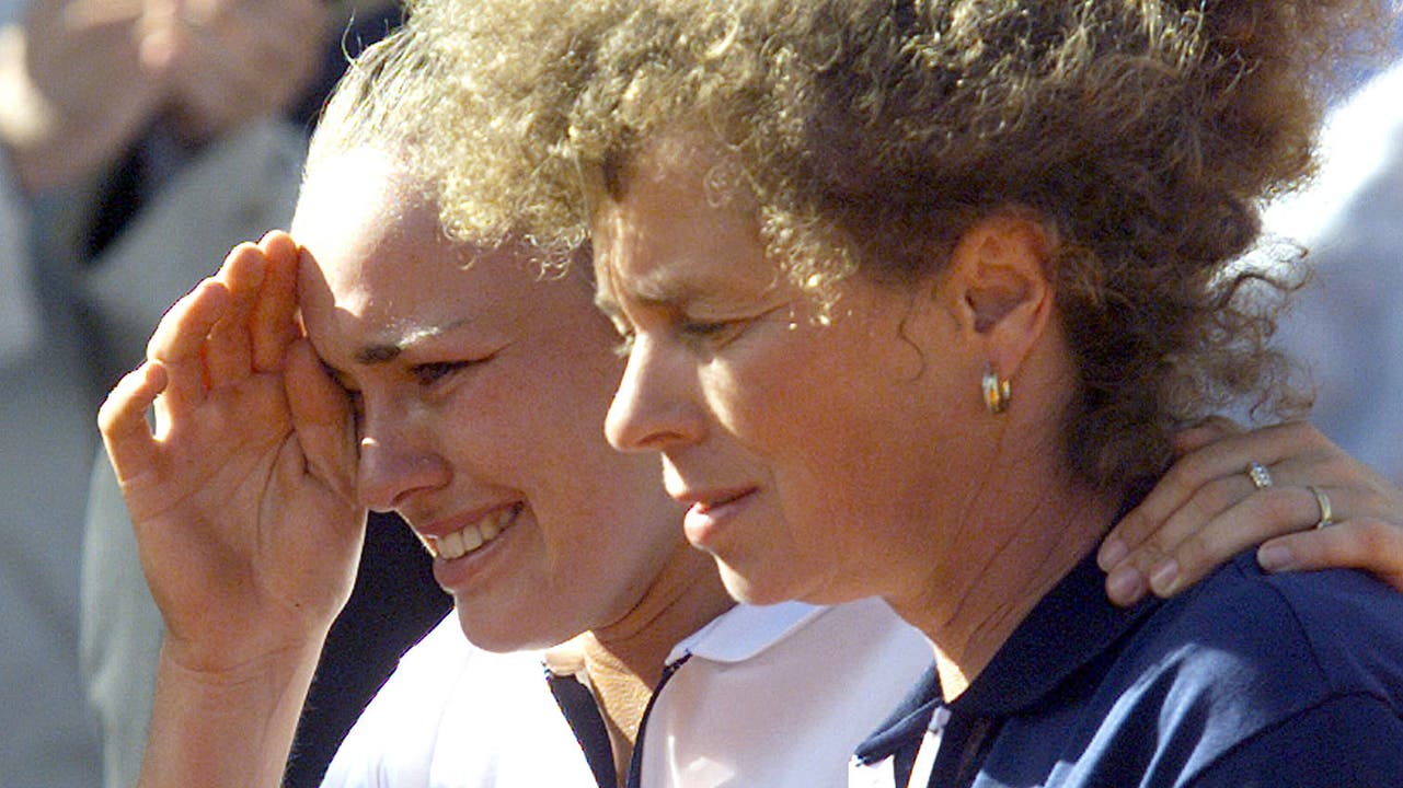 1999: Pfiffe, Tränen und Karriereknick Vor dem Paris-Final 1999 sagt Martina Hingis über Steffi Graf: «Die Zeiten haben sich geändert. Nur die Deutschen können das offenbar nicht akzeptieren.» Hingis ist 18 Jahre alt, aber die French Open das einzige Grand-Slam-Turnier, das sie noch nicht gewonnen hat. Bei der Niederlage zieht sie mit Aufschlägen aus der Hüfte den Unmut des Publikums auf sich. Unter Pfiffen und weinend verlässt sie das Stadion vor der Siegerehrung.