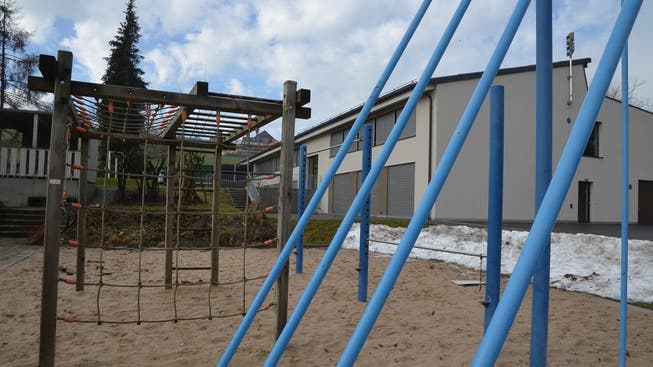 Die Rollladen im Schulhaus Geltwil sollen trotz Schliessung nicht dauerhaft unten bleiben; eine Privatschule hat ihr Interesse an den Räumlichkeiten bekundet. ES