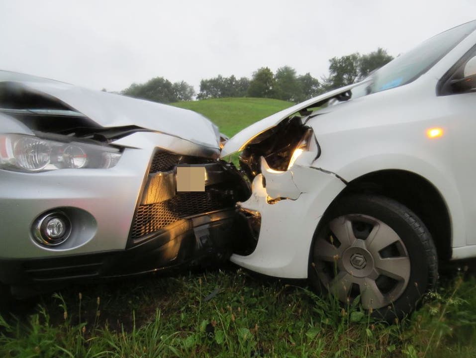 An beiden Fahrzeugen entstand ein Sachschaden von 30'000 Franken und ein Totalschaden.