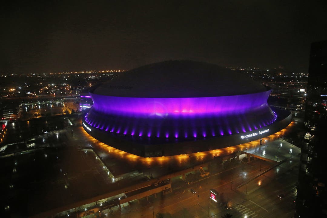 Der Mercedes-Benz Superdome in New Orleans erstrahlt in jener Farbe, die an Prince' Welthit «Purple Rain» erinnert.