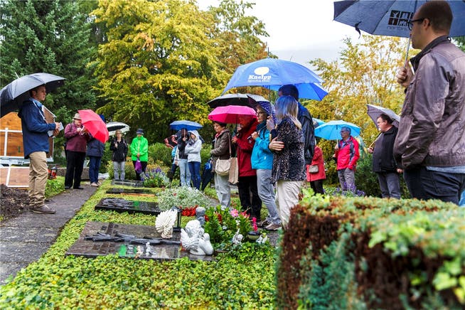 Kevin Herzog (in blauer Jacke links) führte durch den Grenchner Friedhof Tannhof und wusste Interessantes zu berichten. Hanspeter Bärtschi