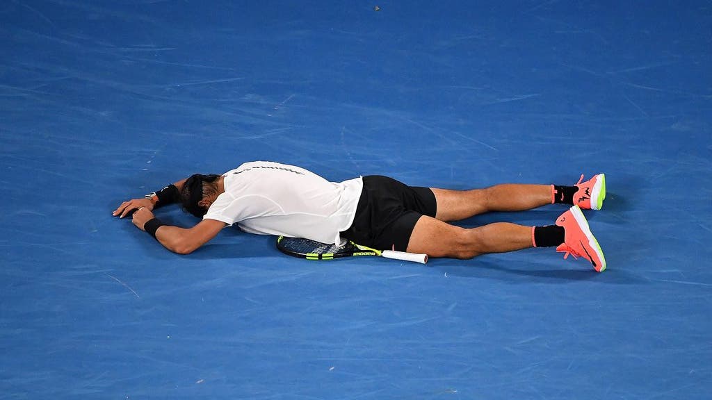 Rafael Nadal liegt nach fünf Stunden Tennis am Boden. Die Mühe hat sich aber gelohnt. Der Spanier steht im Final.