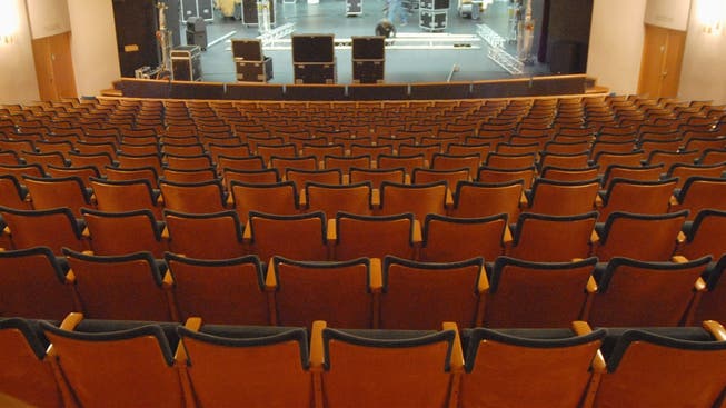 Der Änderungsantrag bringt dem Kurtheater mehr Beinfreiheit (für grossgewachsene Theatergänger), aber weniger Einnahmen, weil eine Sitzreihe wegfällt. AZ-Archiv