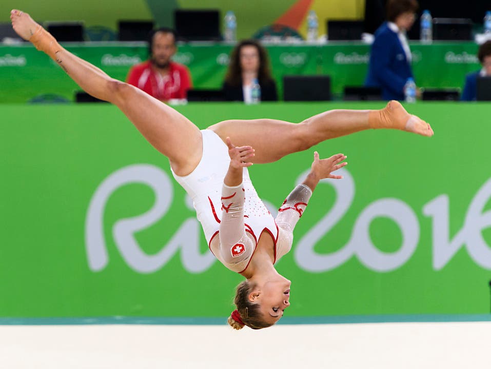 Auch im Sport überzeugt Giulia Steingruber: Sie qualifiziert sich gleich für drei Finals im Kunstturnen.