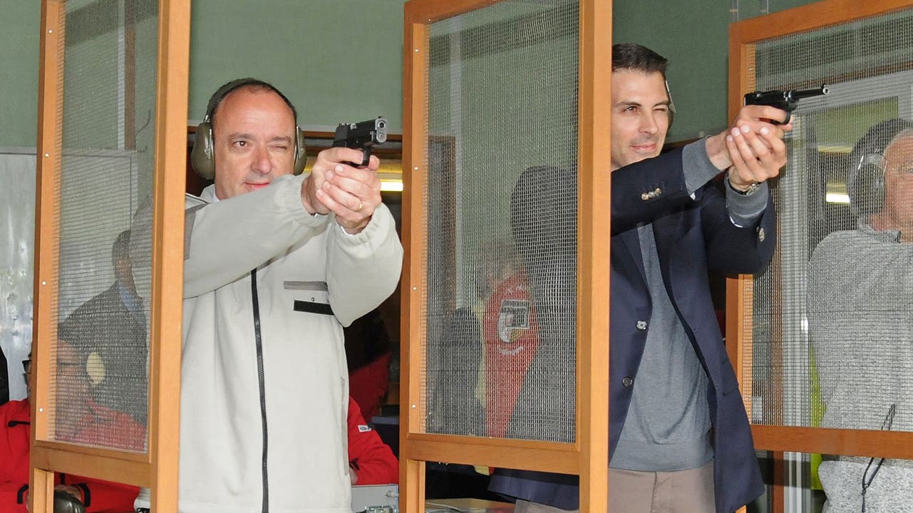 CVP-Grossrat Markus Dieth (links) und FDP- Nationalrat Thierry Burkart mit ihren Dienstpistolen beim Feldschiessen.