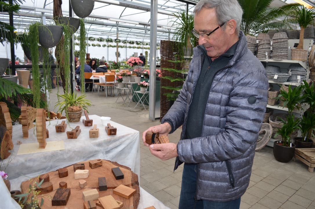 Hansruedi Byland, Präsident von Välte läbt, zeigt eine Holzbox des Künstlers Ruedi Dellsperger.