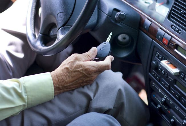 Senioren müssen sich im Hinblick aufs Autofahren regelmässig untersuchen lassen.