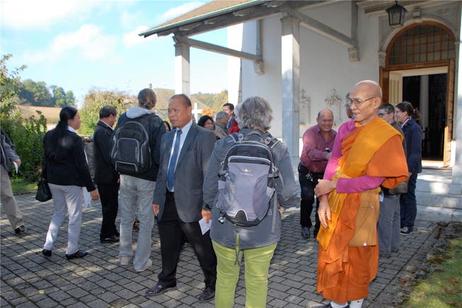 Eine Szene vom interreligiösen Spaziergang, der am 15. Oktober unter Beteiligung des Buddhistischen Khmer-Kulturzentrums in Walterswil stattfand.