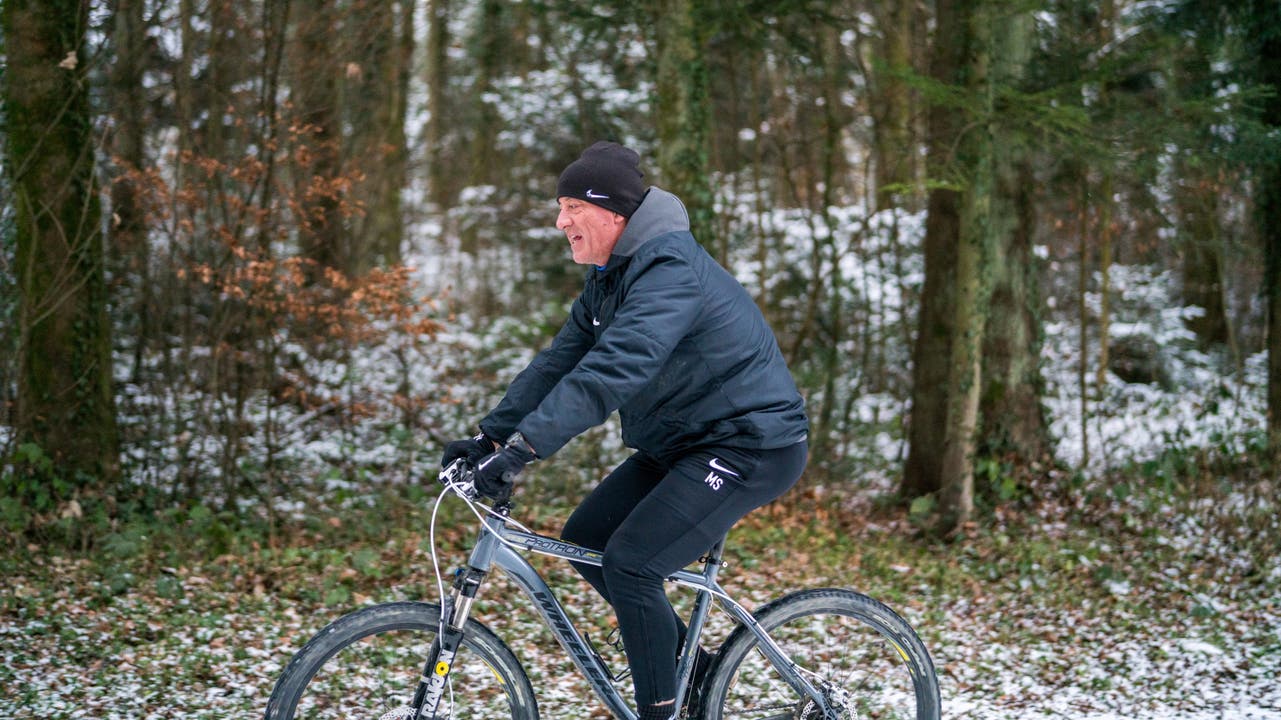 Trainer Marco Schällibaum begleitete den Waldlauf auf dem Mountainbike