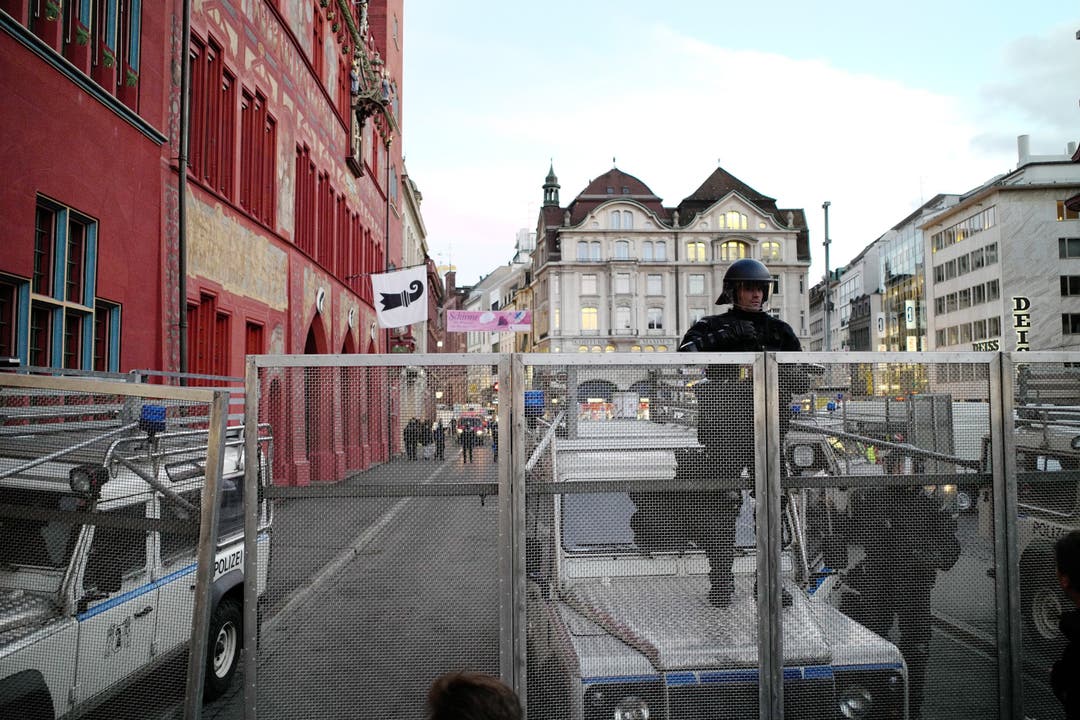 Grosses Polizeiaufgebot auf dem Marktplatz.
