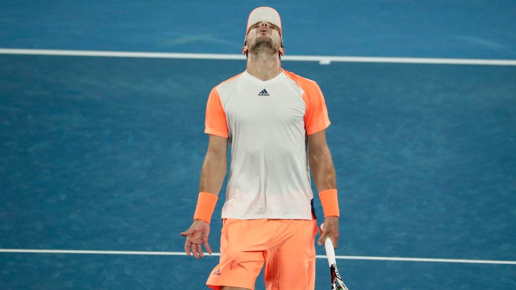 Was sieht er dort? Der 29-jährige Zverev nach der Niederlage gegen Federer.