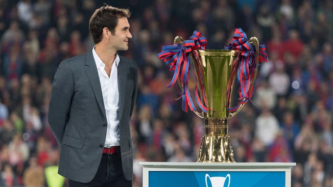Im vergangenen Mai übergab Tennis-Maestro Roger Federer seinem FC Basel den Meisterpokal.