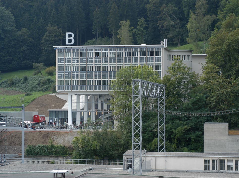 Martinsberggebäude am Rande des Industrieareals