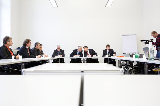 Links: Mitglieder des GPK-Ausschusses. Mitte: Fritz Brechbühl (Ratssekretär), Peter Brügger (Präsident GPK), Stefan Lombardi (Lombardi Consulting), Mark Reutter (Rechtsanwalt)
