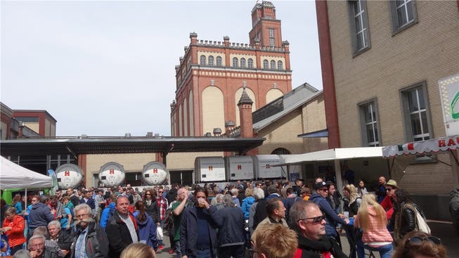 Massenandrang am Tag des Biers auf dem Brauereiplatz, wo die historischen Biercontainer (im Hintergrund) aufgereiht standen. ach